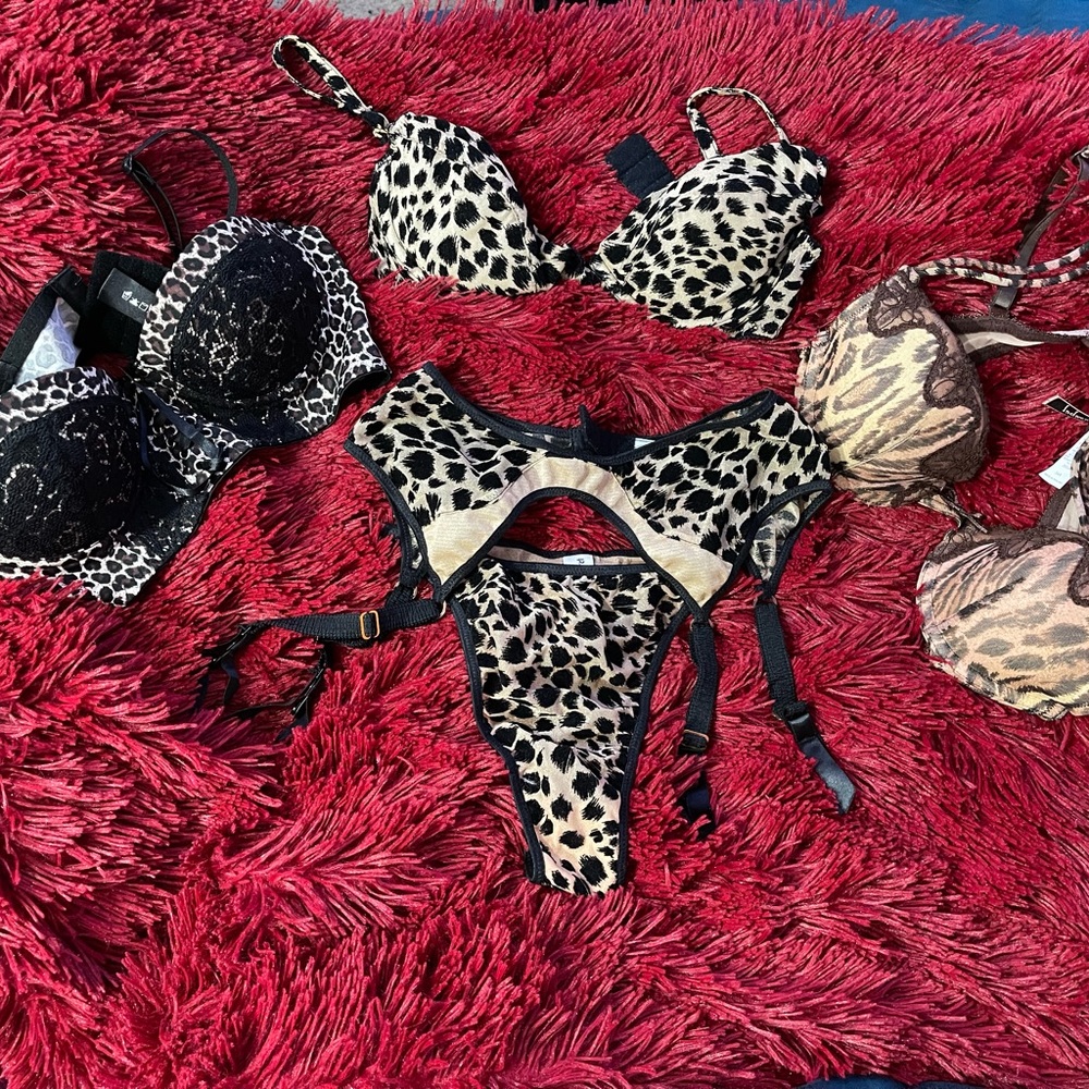 Vintage NOS (new old stock) leopard never worn, did try bras on sizes are in pix